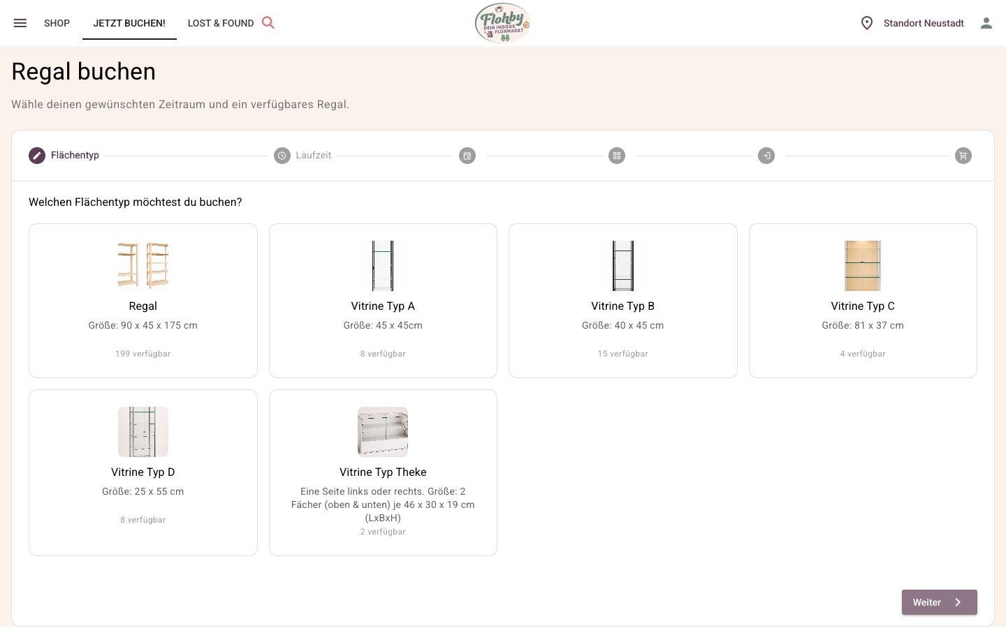 Flohby-Kundenportal mit der Auswahl von Regalen und Vitrinen, Größenangaben und verfügbarem Bestand.